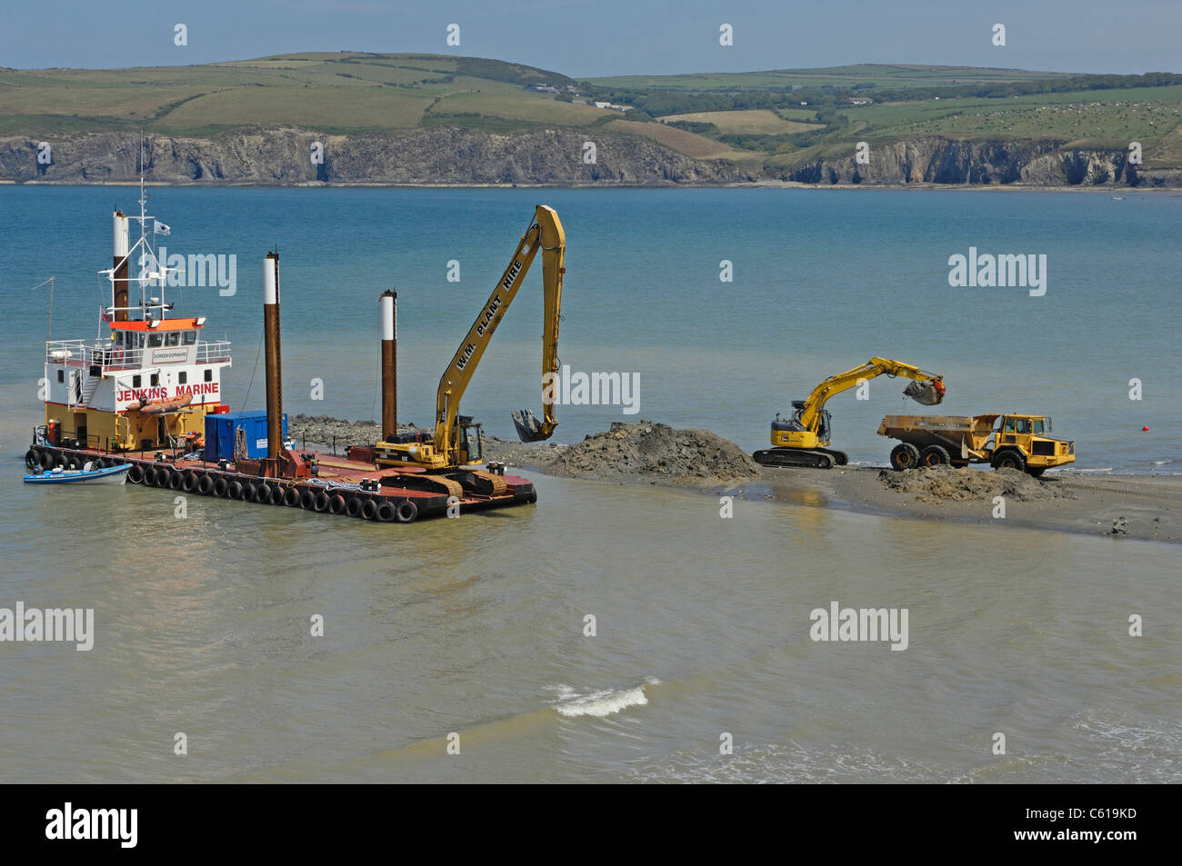 Le dragage de la mer en préparation de travaux de canalisation d'égouts mer long régime d'exutoire à Newport Sands, Newport, Pembrokeshire. Banque D'Images