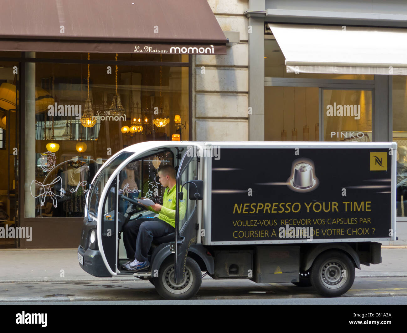 Paris, France, Voiture de livraison électriques Van sur rue, machine à café  Nespresso Company Photo Stock - Alamy