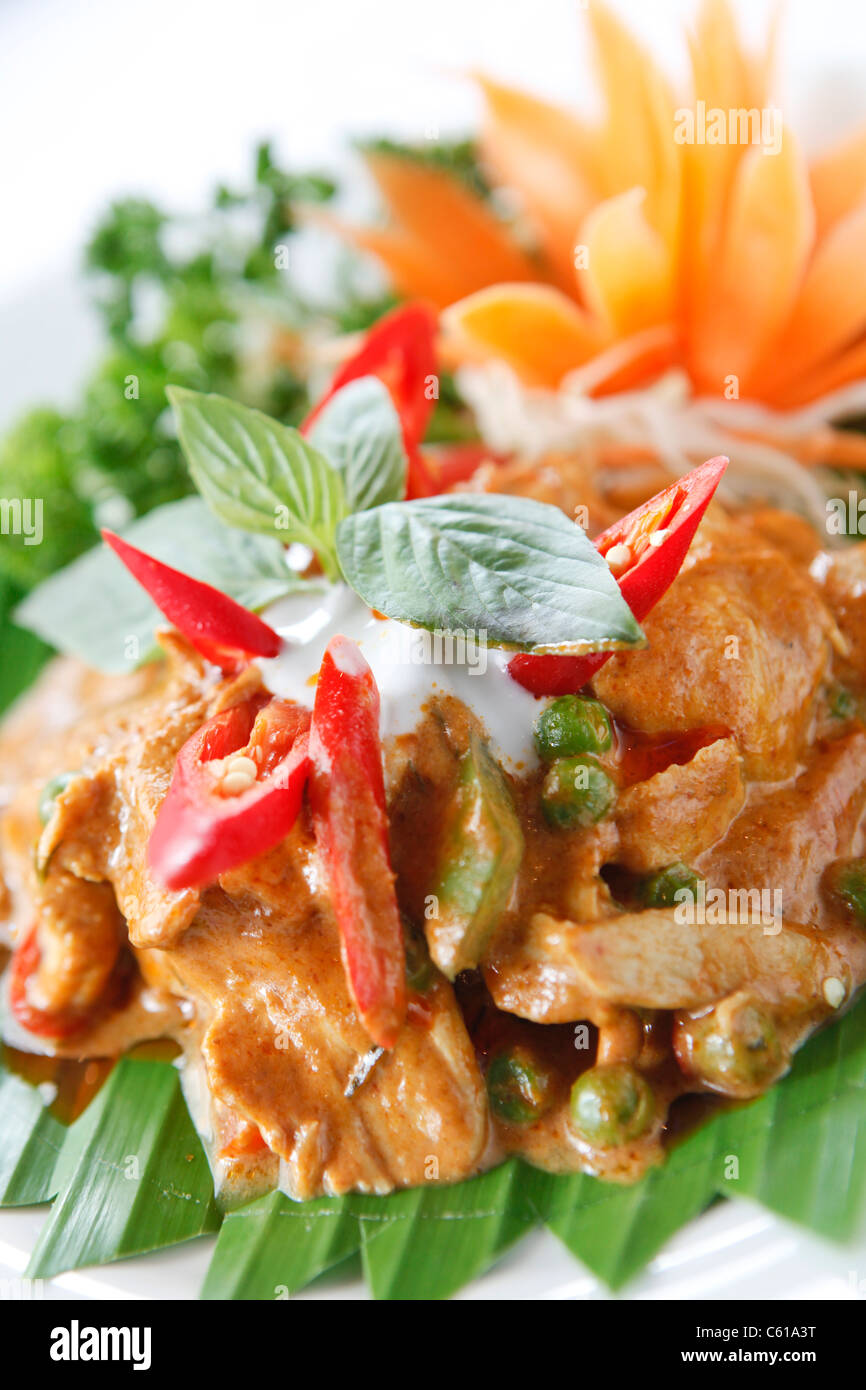 La cuisine thaïlandaise dans un restaurant thaï, poulet satay. Banque D'Images