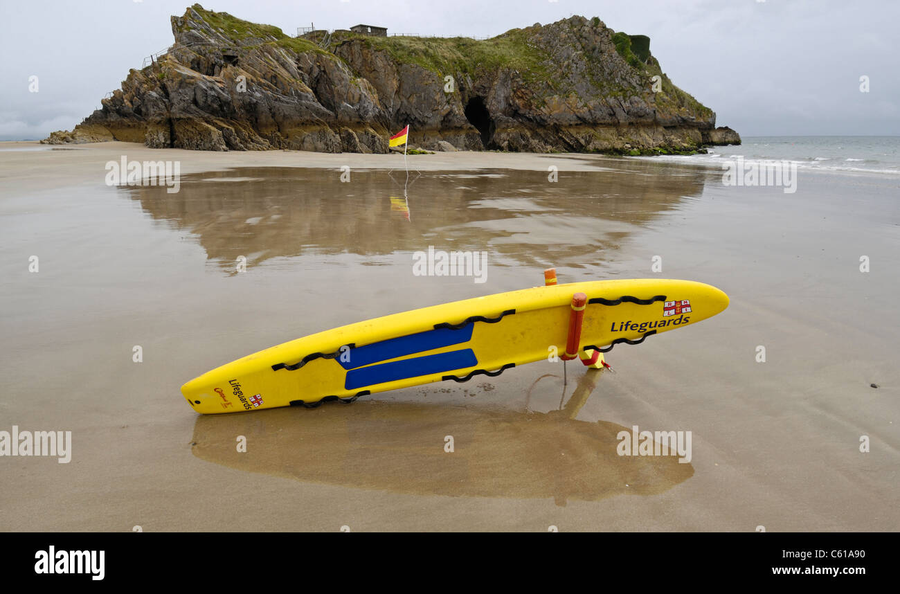 R.N.L.I. Conseils de sauvetage prêt à être utilisé en cas d'urgence sur la plage de Tenby, Pays de Galles avec l'île de St Catherine. Banque D'Images