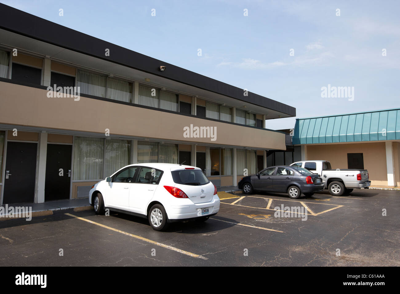 Voitures garées à l'extérieur du bloc de chambres de motel du comté de St Louis Missouri usa Banque D'Images