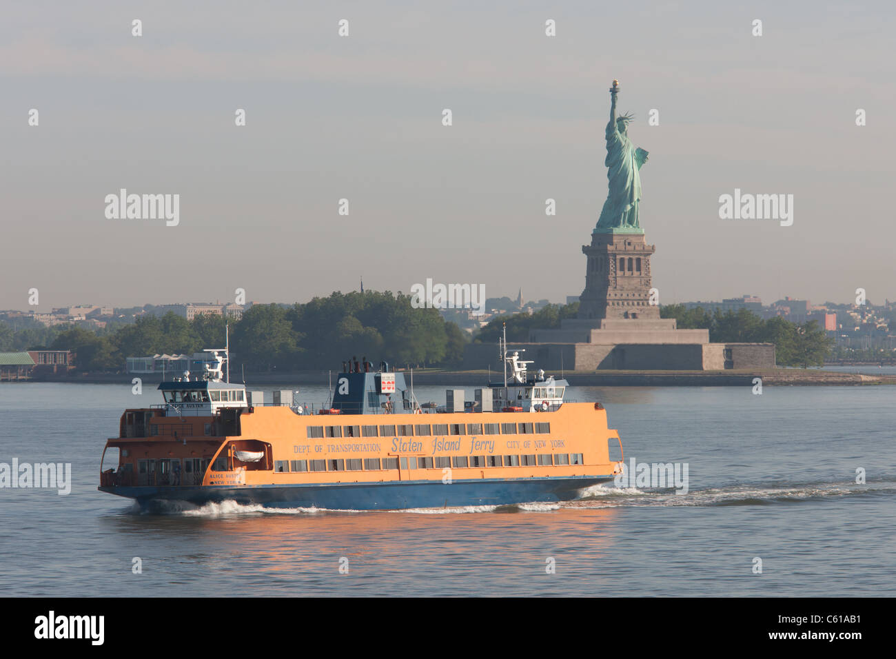 Staten Island Ferry Alice Austen passe la Statue de la liberté en route à partir de Manhattan à Staten Island à New York Harbor. Banque D'Images