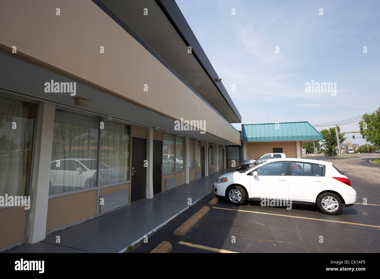 Voitures garées à l'extérieur du bloc de chambres de motel du comté de St Louis Missouri usa Banque D'Images