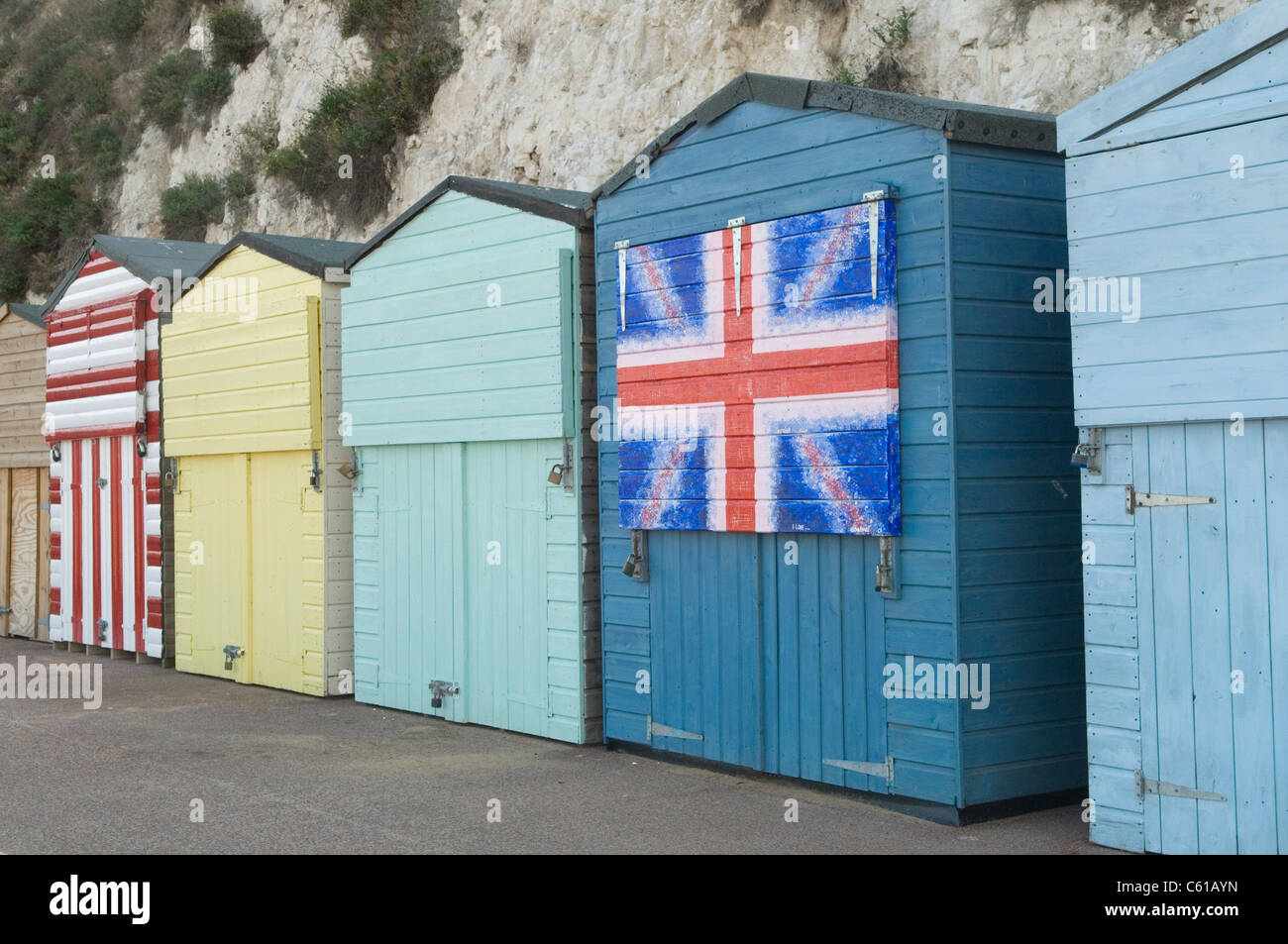 Drapeau de l'Angleterre. Le drapeau britannique de l'Union Jack décorait la cabane de plage, Broadstairs Kent 2011 2010s UK HOMER SYKES Banque D'Images