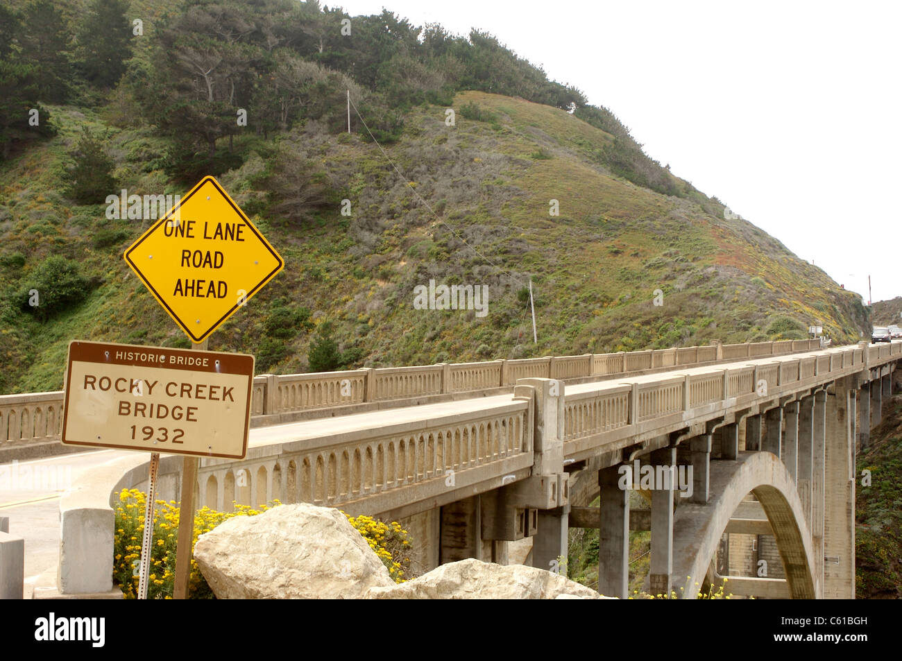 Le pont du ruisseau rocheux le long de la Route 1 en Californie Banque D'Images