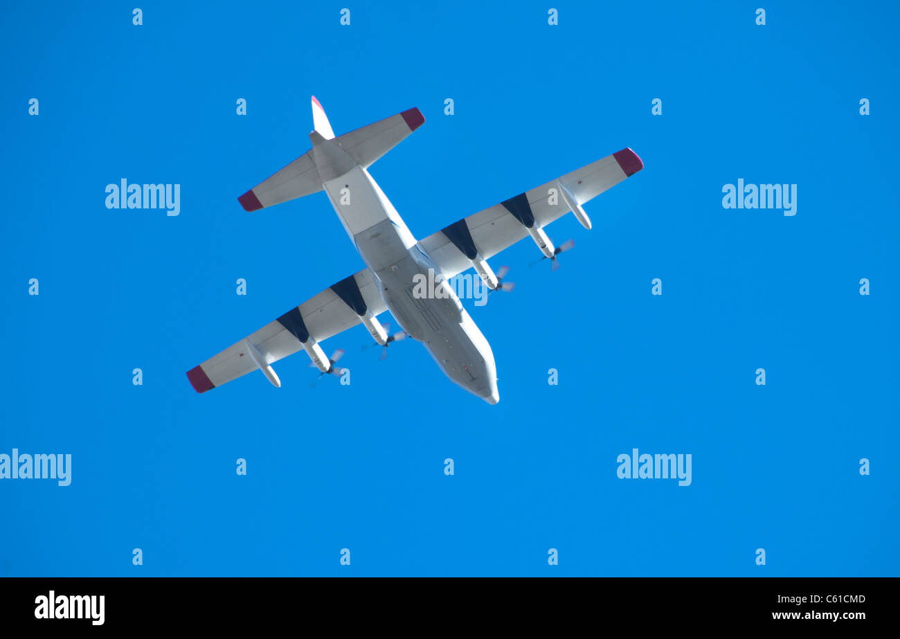 Un WC-130 vole au-dessus de la tête. Banque D'Images