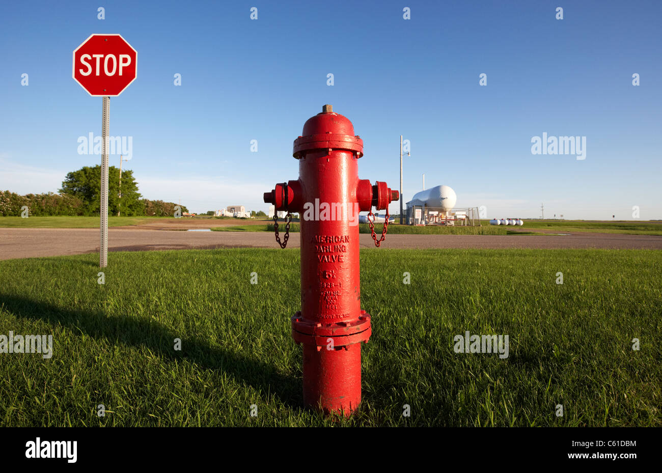 Panneau d'arrêt contre le ciel bleu et rouge de Darling d'incendie en milieu rural du Dakota du nord du Michigan usa Banque D'Images
