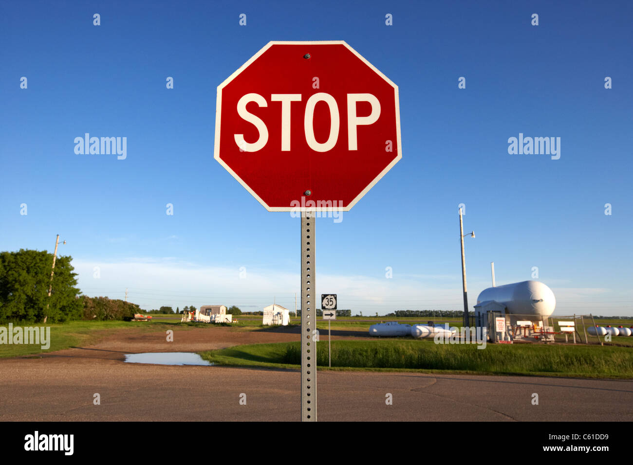 Panneau d'arrêt contre le ciel bleu sur une jonction de route en milieu rural du Dakota du nord du Michigan USA États-Unis d'Amérique Banque D'Images