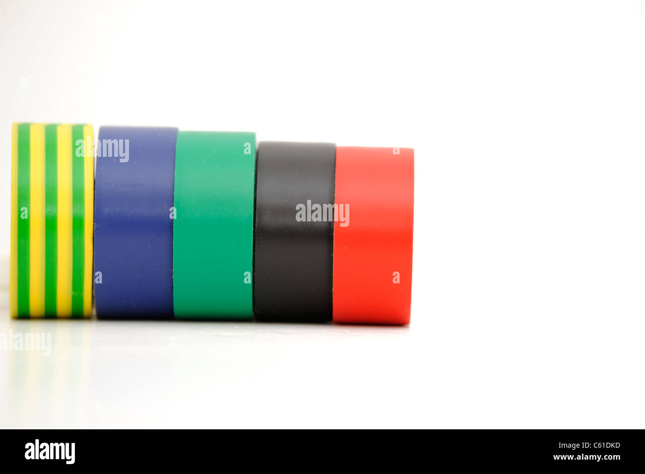 Ruban électrique empilées sur un fond blanc uk Banque D'Images