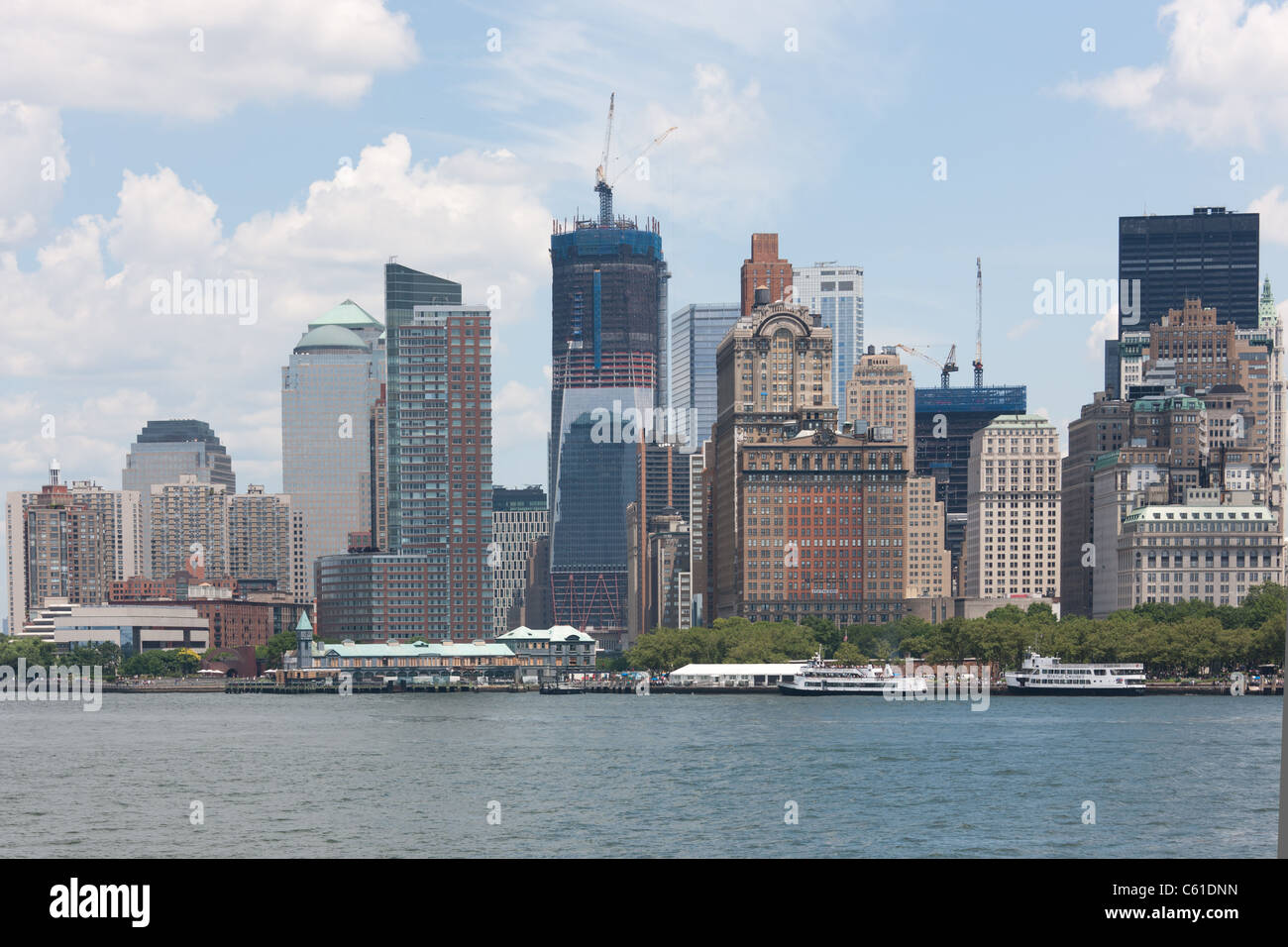 L'augmentation du One World Trade Center (Freedom Tower) et le lower Manhattan skyline de New York. Banque D'Images