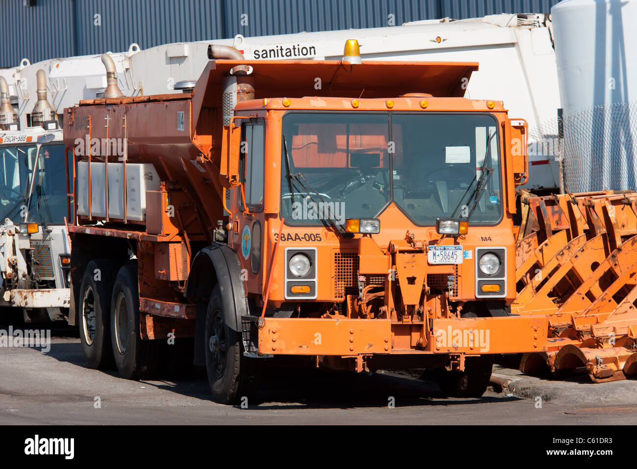 New York, Département de l'assainissement, de l'épandeur de sel et de camions de collecte d'autres équipements de l'installation sur la rue Bloomfield. Banque D'Images