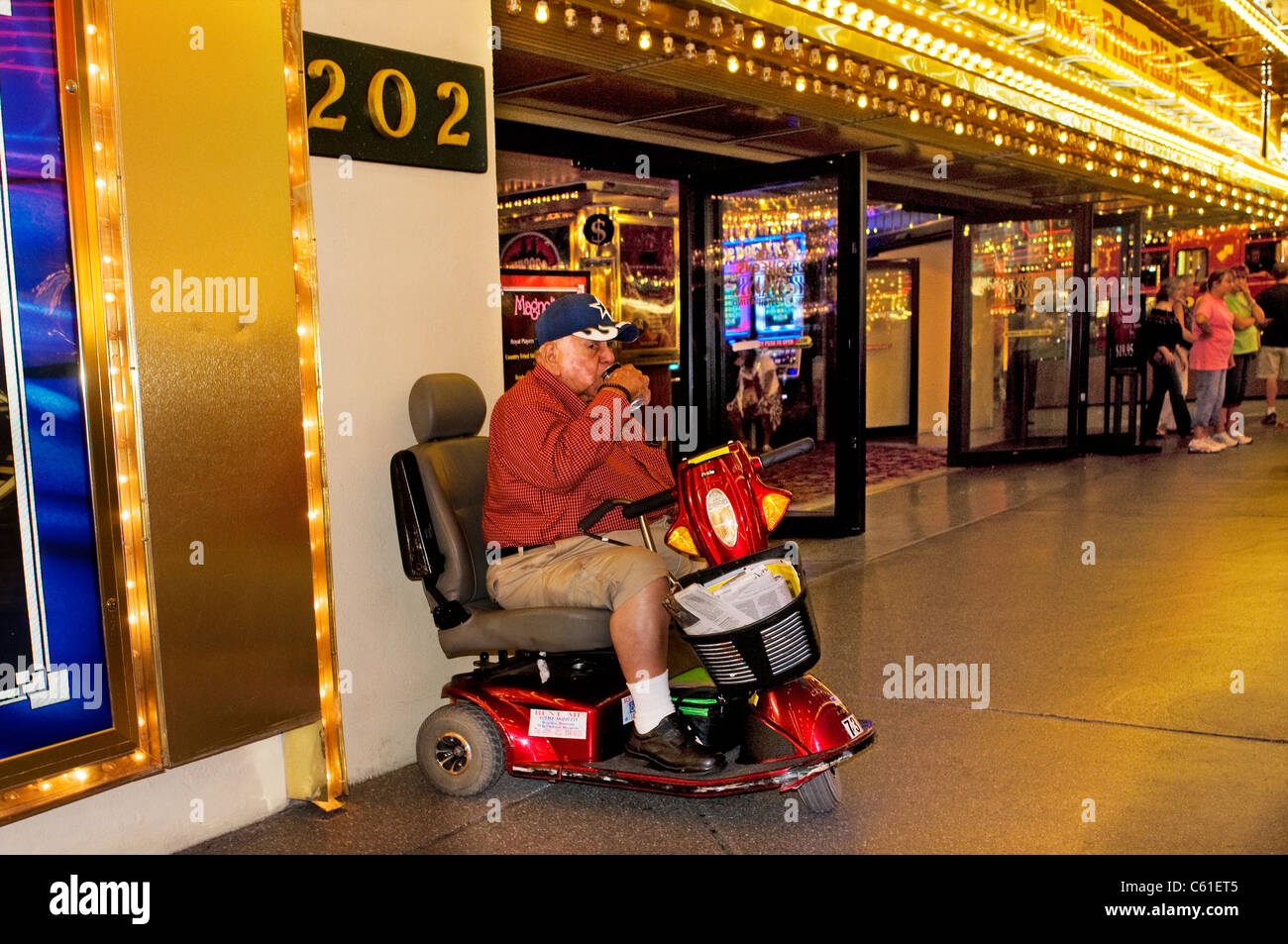 Vieil homme plus âgé assis fauteuil roulant motorisé. Banque D'Images