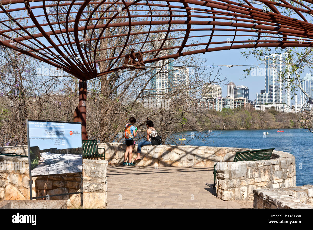 Gazebo, visiteurs, donnant sur le lac Lady Bird. Banque D'Images