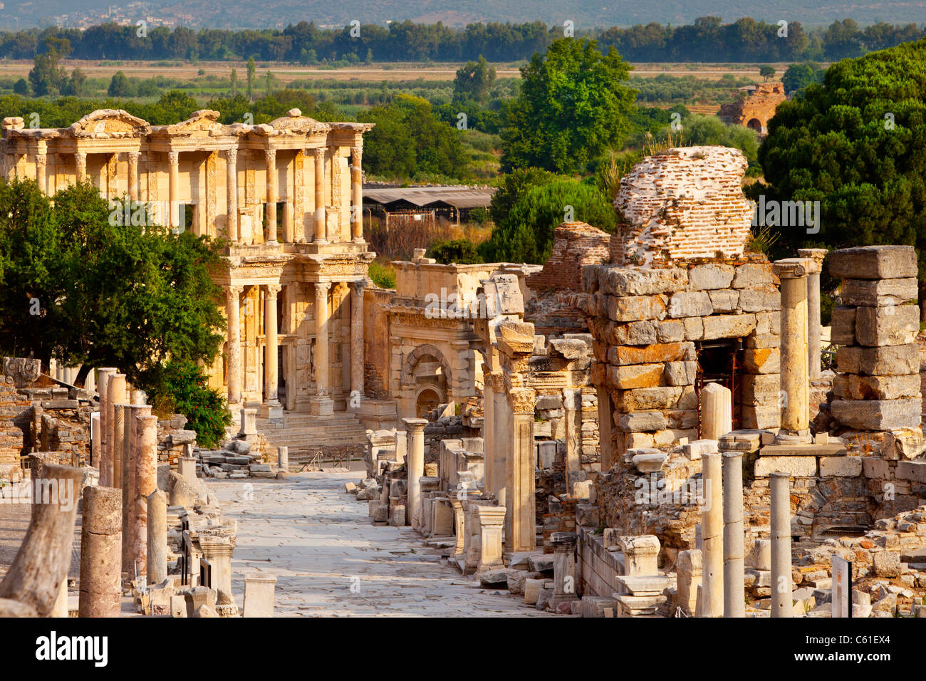 Rue pavée de marbre de Curetes avec bibliothèque de Celsus à Ephèse, au-delà près de Selçuk Turquie Banque D'Images