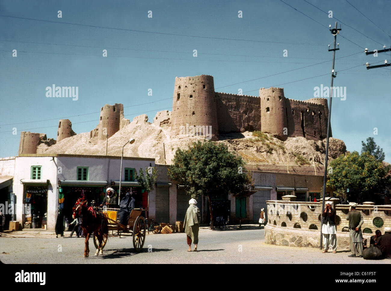 Scène de rue au-dessous de la Citadelle, Herat, Afghanistan, 1974. Également connu sous le nom de la Citadelle d'Alexandre, et localement comme Ikhtyaruddin Qala, il date de 330 avant JC et a été entièrement restauré en 2006-2011 Banque D'Images
