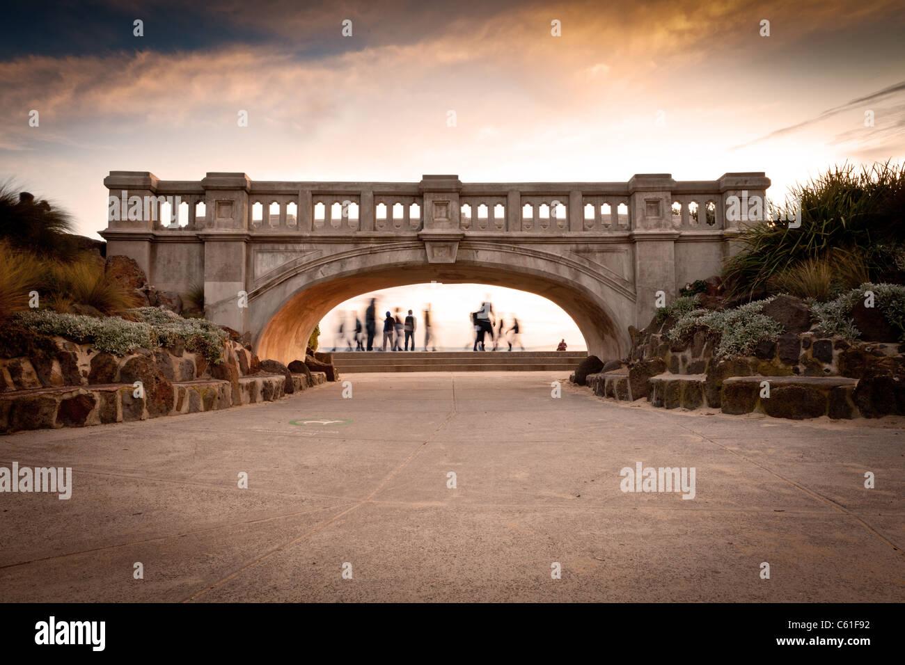 Un pont pied côté plage avec des gens qui marchent en arrière-plan, St Kilda, Melbourne, Australie Banque D'Images
