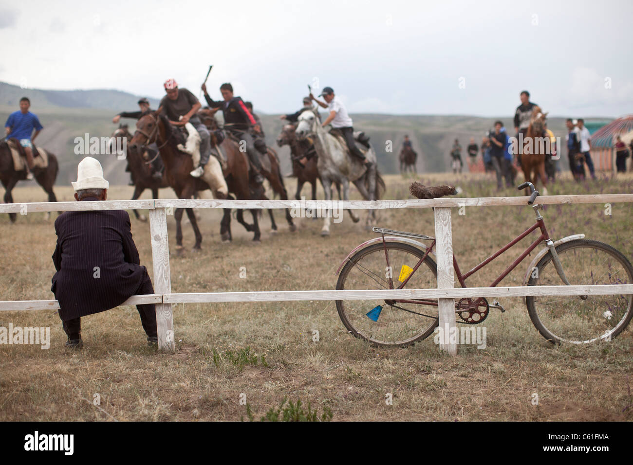 Le sport national du Kirghizistan, Kok-boru (Buzkashi) est un jeu traditionnel d'Asie centrale où les joueurs prenez une chèvre . Banque D'Images