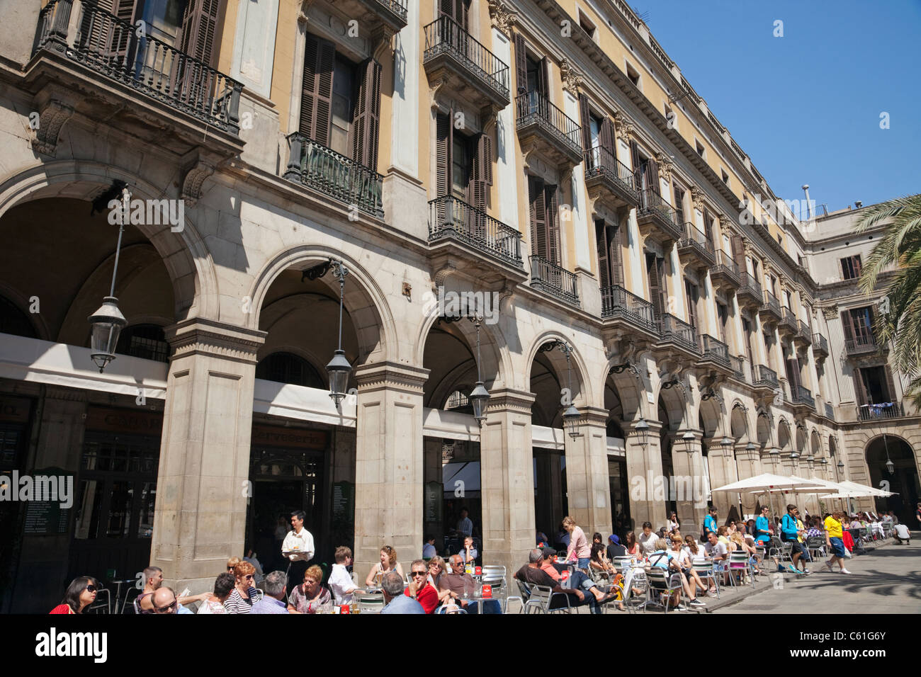 Espagne, Barcelone, Las Ramblas, restaurants dans le Plaza Real Banque D'Images