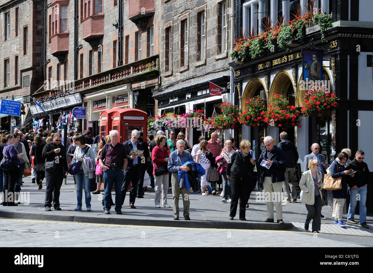 Les touristes sur Lawnmarket dans le Royal Mile Edinburgh Scotland Banque D'Images