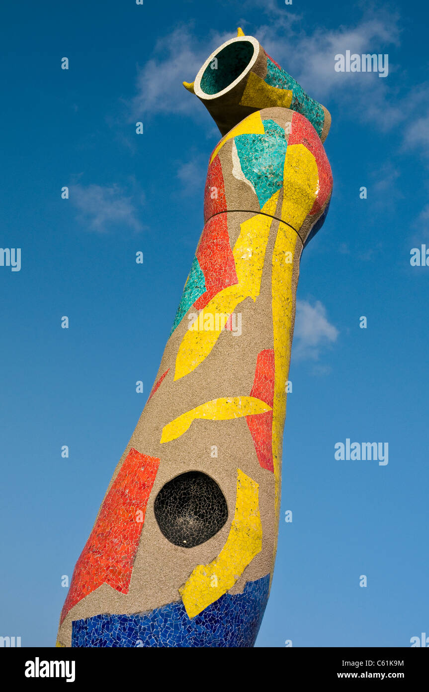 La Femme Et Loiseau Sculpture De Joan Miro Au Parc Joan
