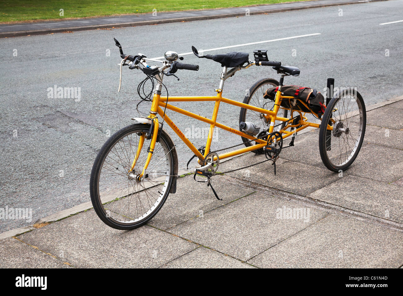 Bicycle bike tandem tricycle Banque de photographies et d'images à haute  résolution - Alamy