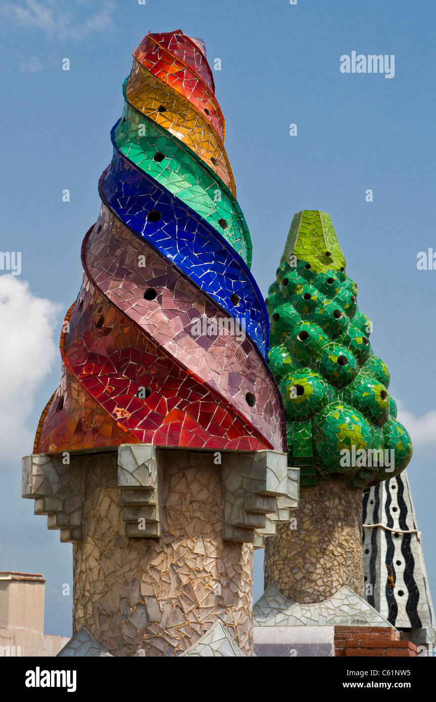 Antoni Gaudi a conçu les pots de cheminée sur le toit de palais Guell, Barcelone, Espagne Banque D'Images