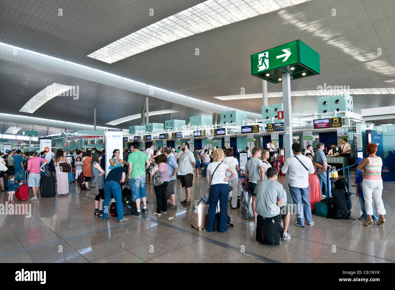 Passagers en attente d'enregistrement au Terminal 1, Aéroport de Barcelone El Prat Banque D'Images