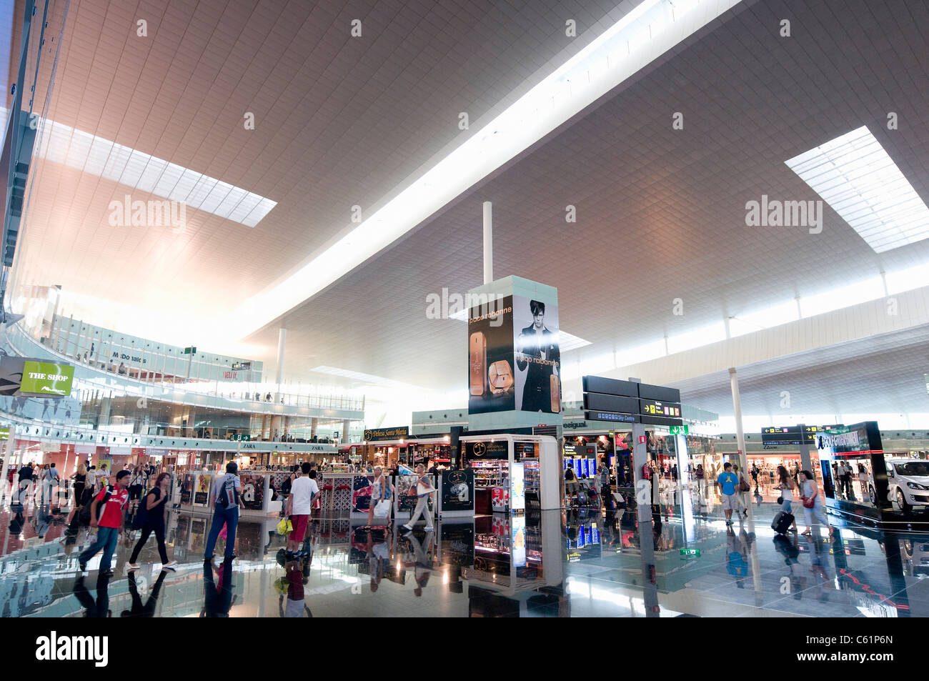 Boutiques au Terminal 1, Aéroport de Barcelone El Prat Photo Stock - Alamy