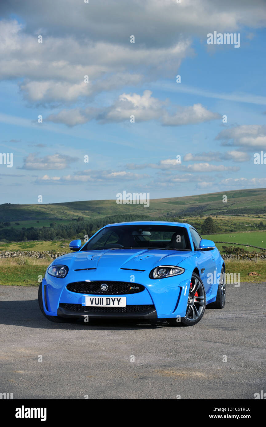 2011 Nouvelle Jaguar XKRS en bleu Banque D'Images
