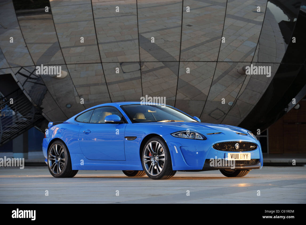 2011 Nouvelle Jaguar XKRS en bleu Banque D'Images