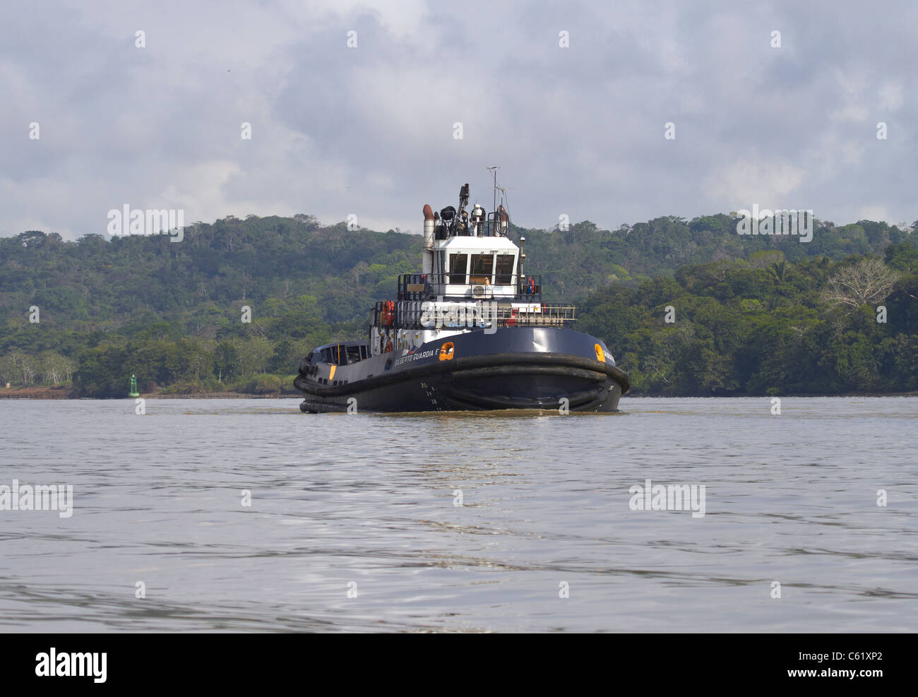 Remorqueur et patrouilleur sur le Canal de Panama Banque D'Images