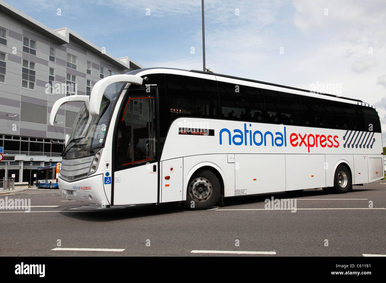 Un National Express Coach de quitter la gare routière de Derby, Angleterre, Royaume-Uni Banque D'Images Un National Express Coach de quitter la gare routière de Derby, Angleterre, Royaume-Uni Banque D'Images