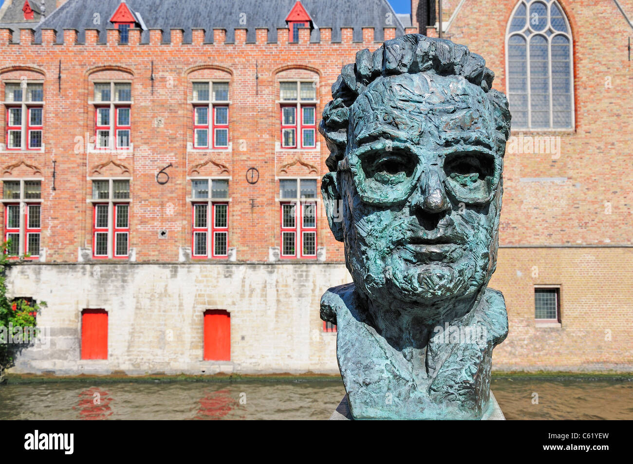 Bruges / Brugge, Flandre, Belgique. Buste en bronze de Frank van Acker (1929-1992) Ministre du Gouvernement et maire de Bruges Banque D'Images
