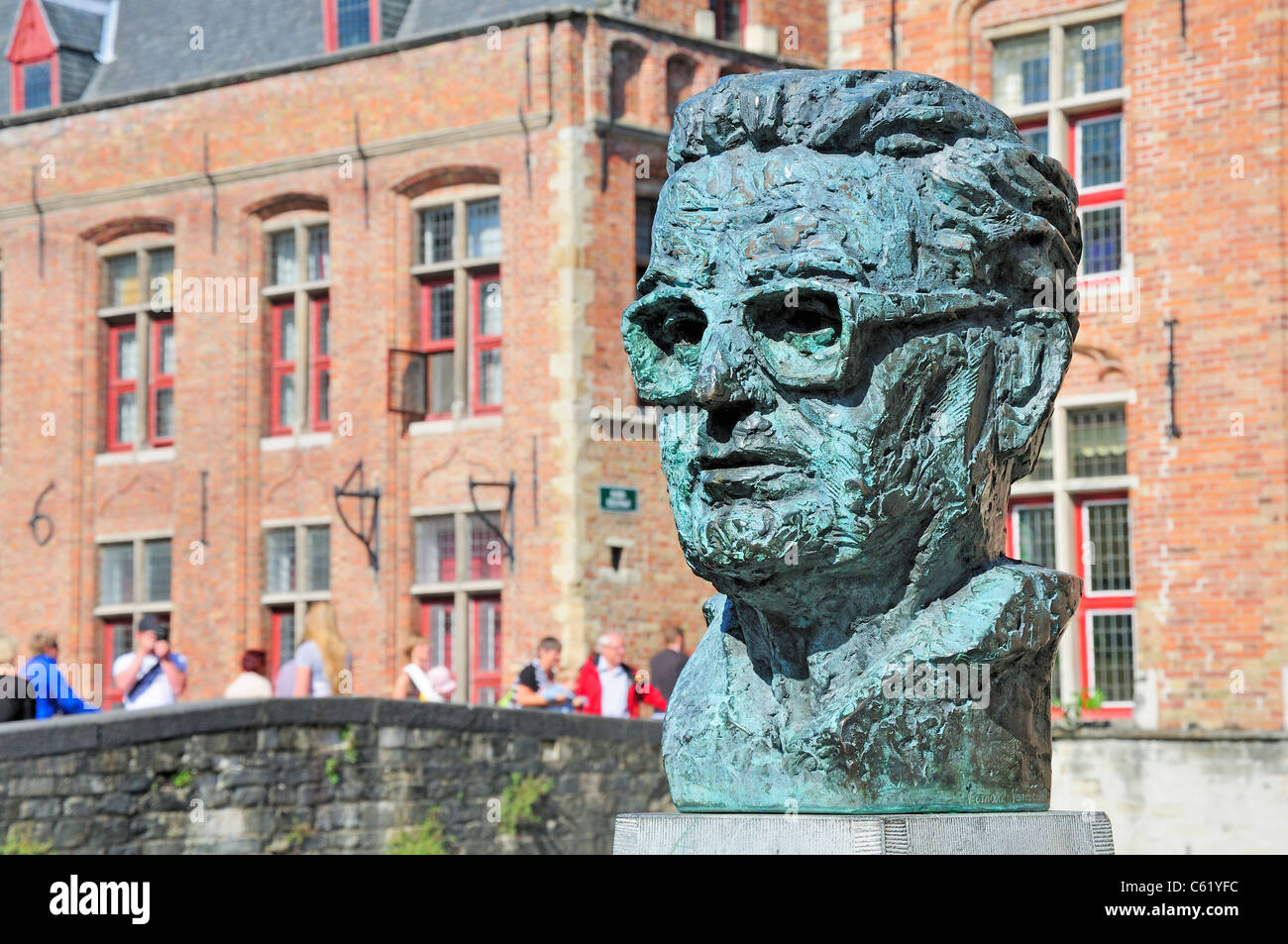 Bruges / Brugge, Flandre, Belgique. Buste en bronze de Frank van Acker (1929-1992) Ministre du Gouvernement et maire de Bruges Banque D'Images