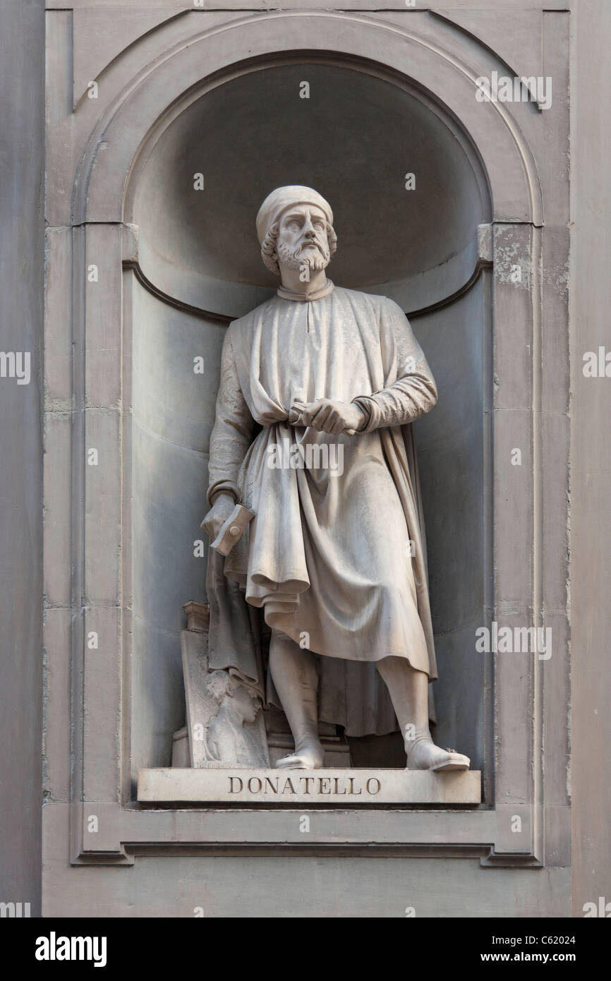 Statue de Donatello à l'extérieur de la Galerie des Offices, Florence, Italie, Galleria Banque D'Images