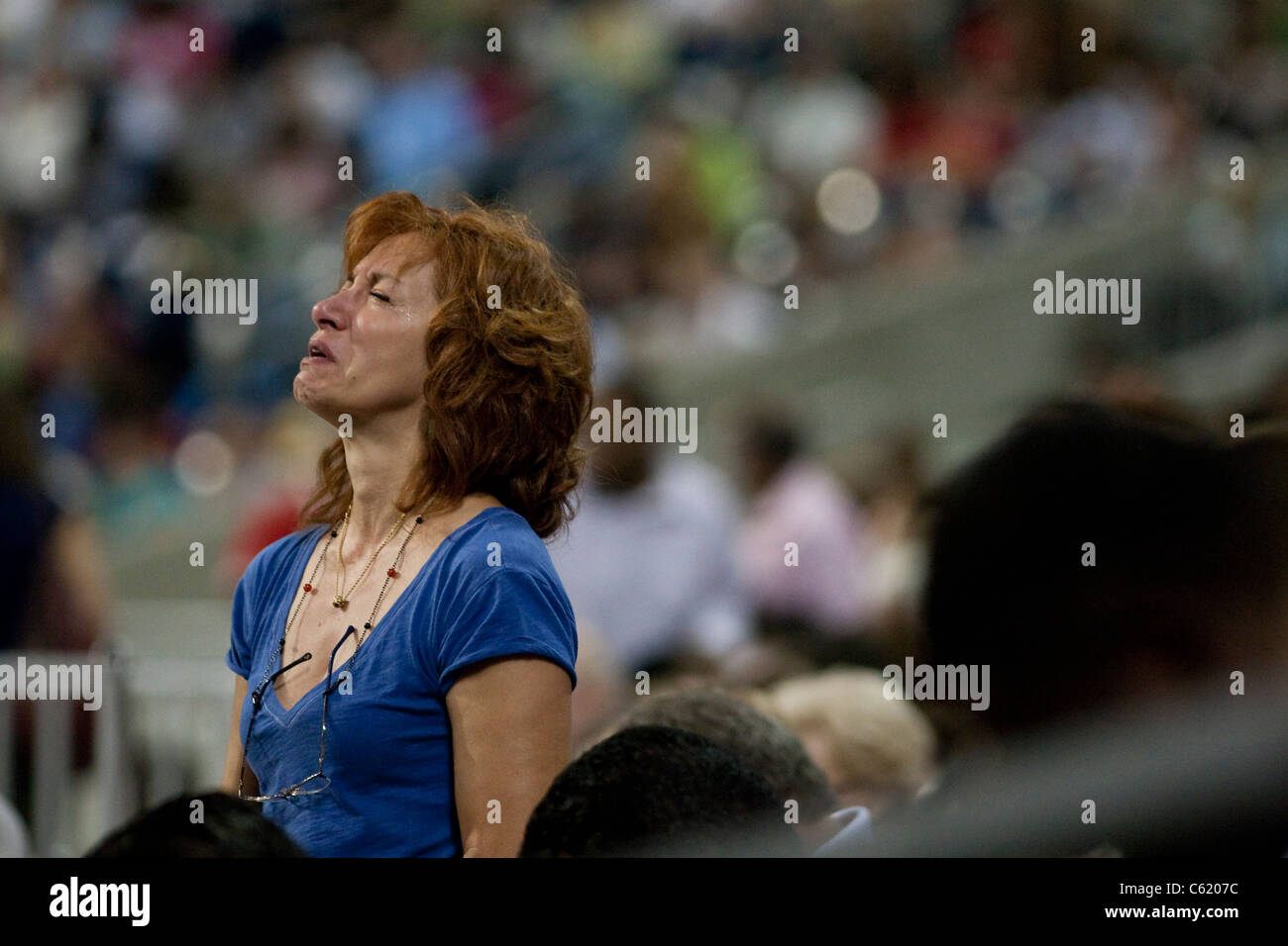 Femme participant à Christian tous les jours de l'événement la prière et le culte de Houston, Texas, est rempli d'émotion et pleure en priant Banque D'Images