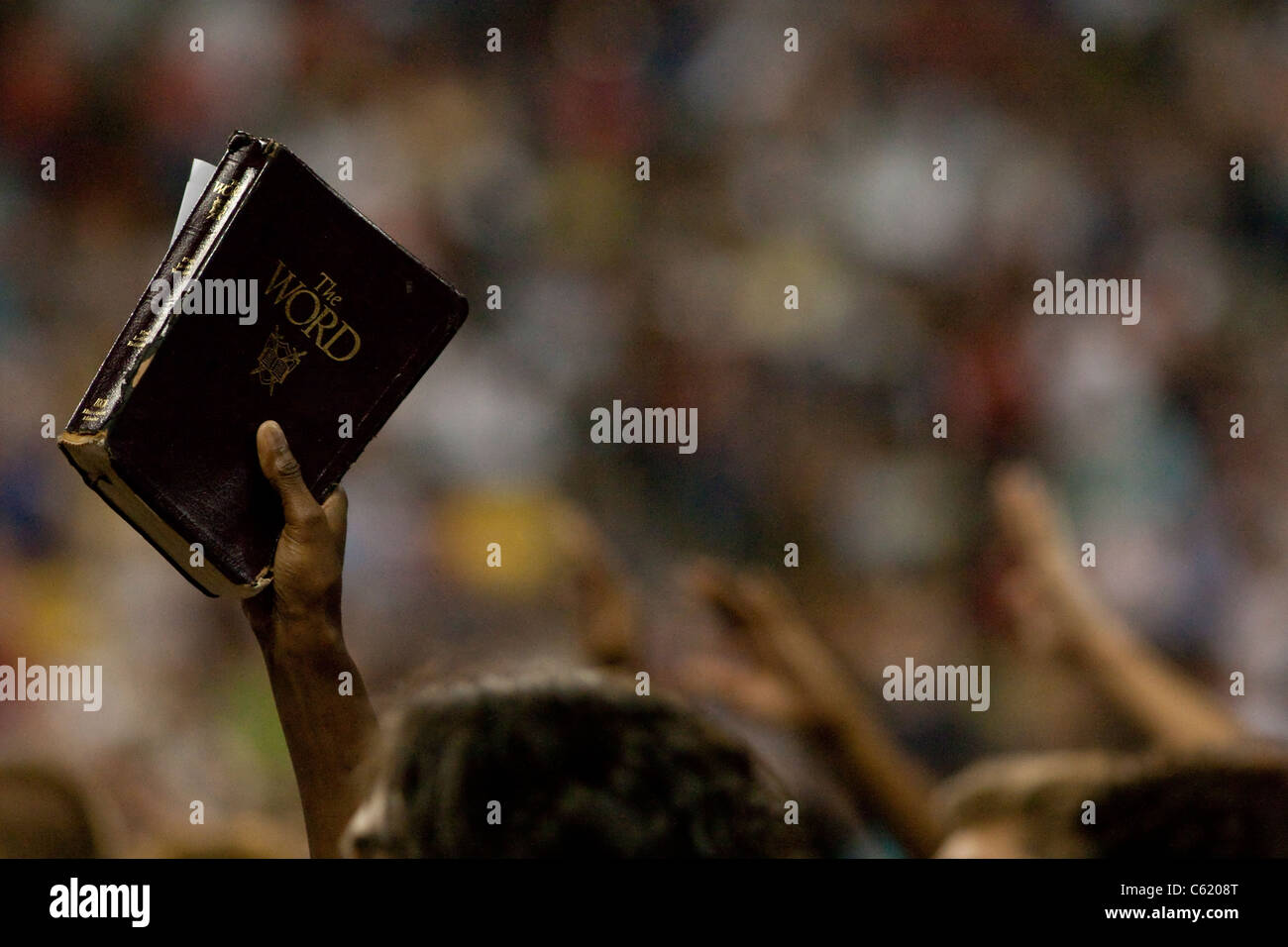 Bible tenu par Christian fidèle pendant tous les jours de prière et culte événement au Reliant Stadium à Houston, Texas Banque D'Images