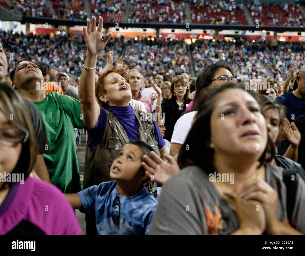 Fidèles religieux chrétiens prier, adorer, chanter et danser pendant toute la journée un événement de prière à Houston, Texas Banque D'Images