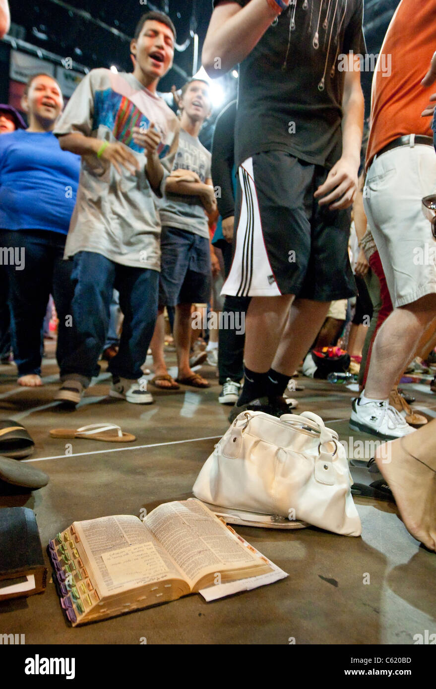 Religieux chrétiens fidèles danser et chanter pendant le culte avec une bible ouverte sur le plancher à tous les jours de l'événement de prière à Houston au Texas Banque D'Images