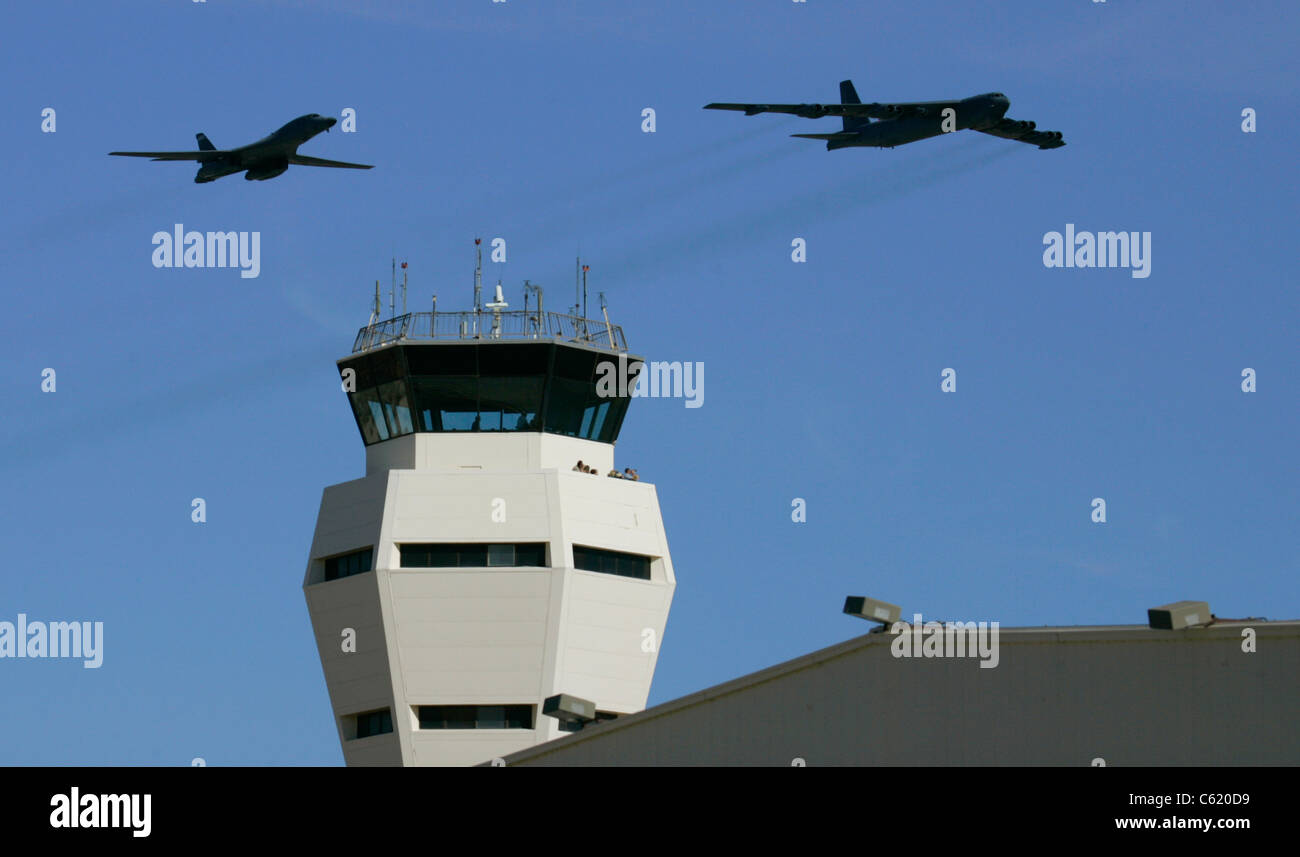 Edwards AFB flyover B-52 B1-B Banque D'Images