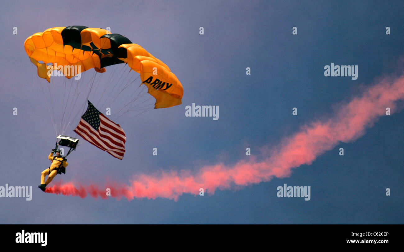 US Army Golden Knight parachute parachute ascensionnel Photo Stock Alamy