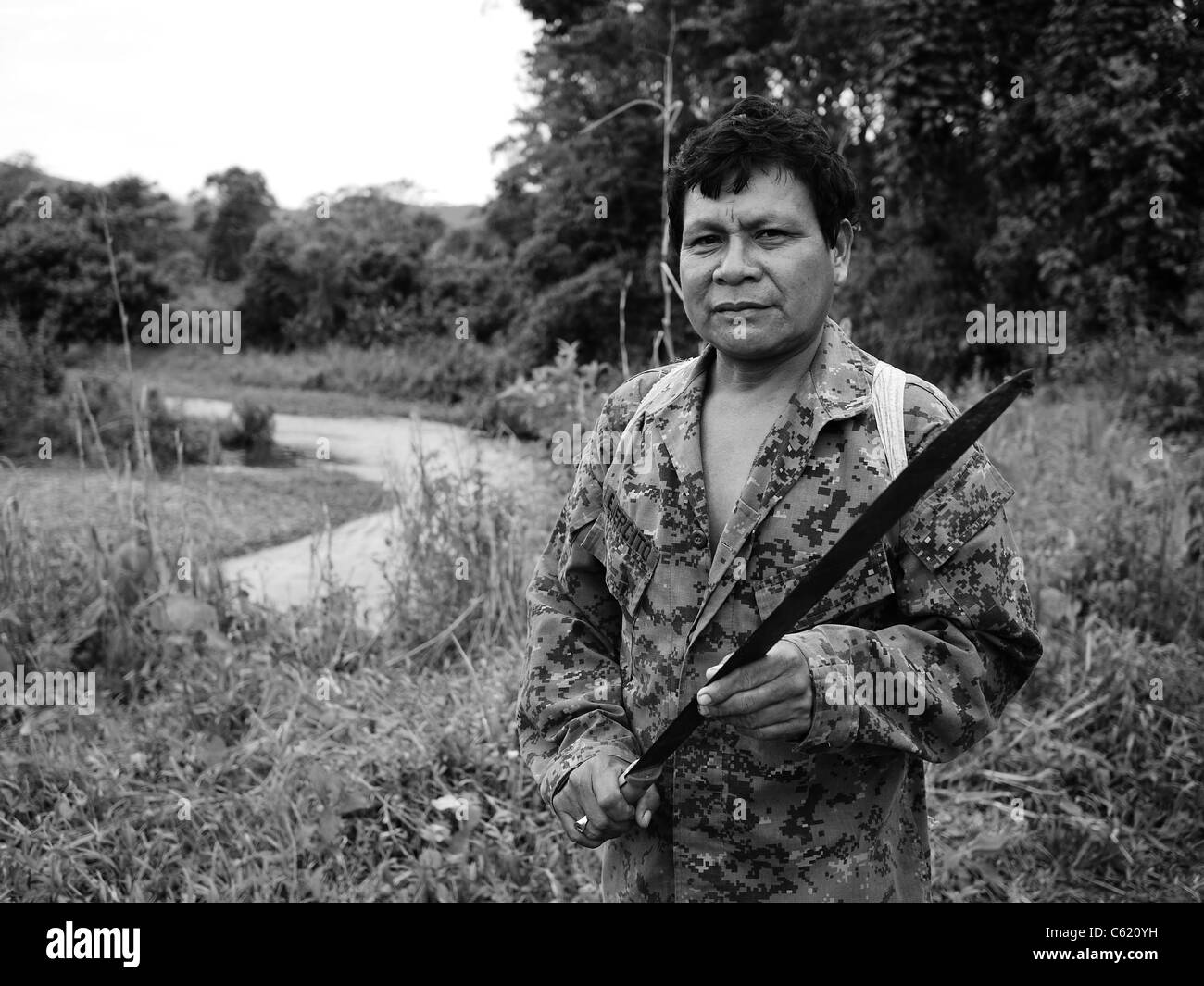 Commando sud-américain portant camouflage dans la jungle amazonienne. Banque D'Images
