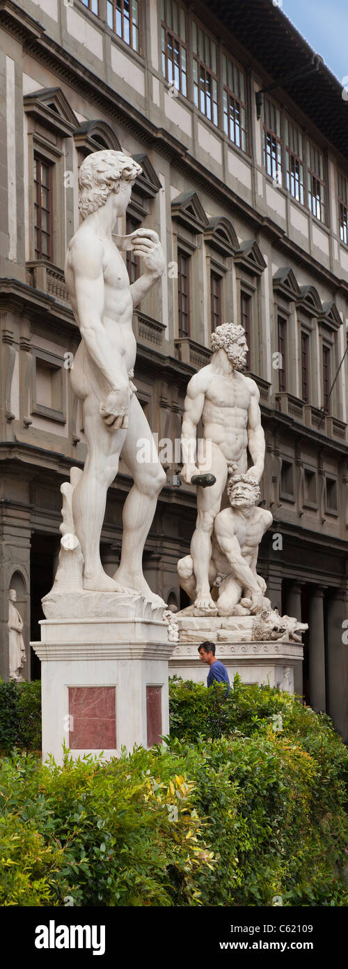 Statue de David de Michel-Ange et Bartolommeo Bandinelli's Hercules et Cacus, Piazza della Signoria, Florence, Italie Banque D'Images