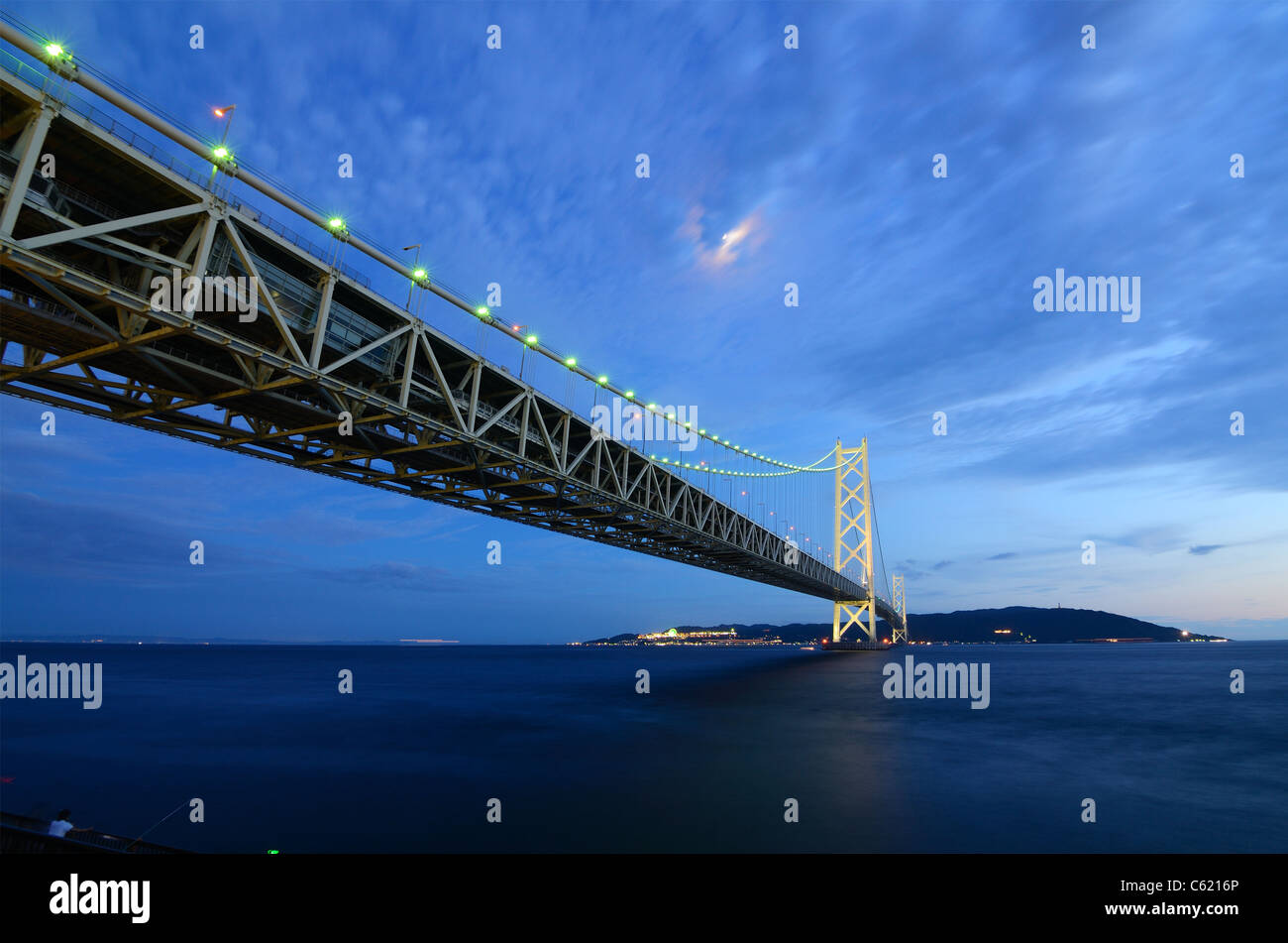 Akashi Kaikyo Bridge s'étend sur la Mer Intérieure de Seto avec la plus longue travée centrale d'un pont suspendu du monde. Banque D'Images