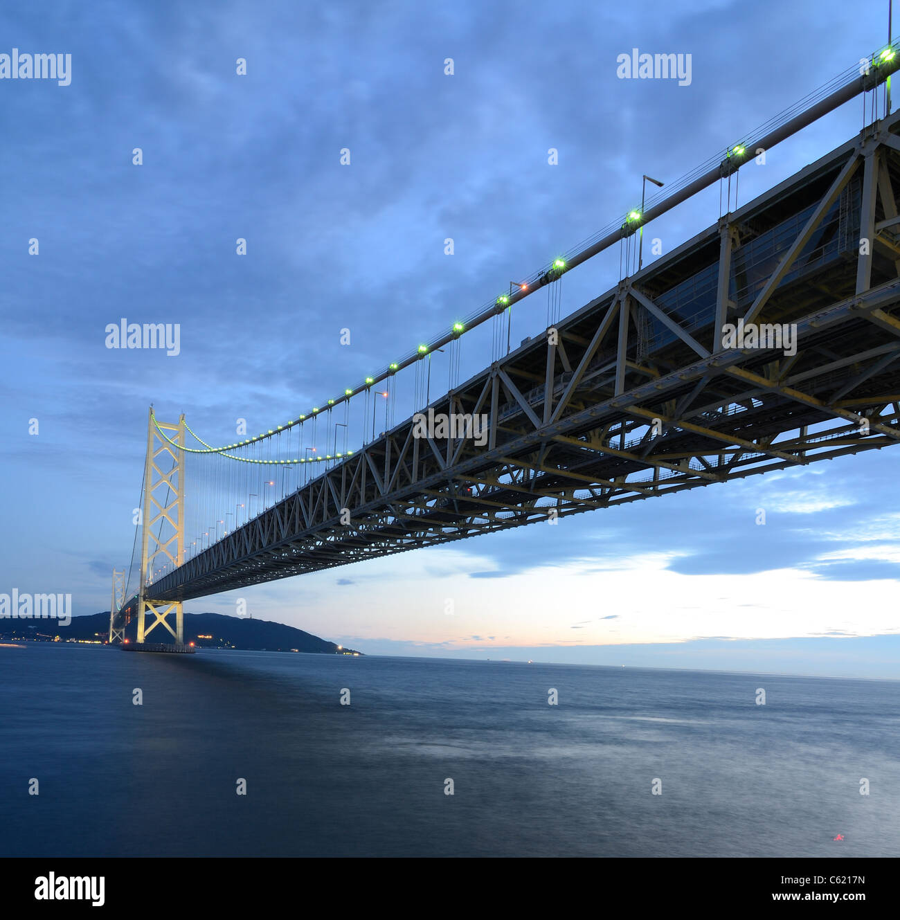 Akashi Kaikyo Bridge s'étend sur la Mer Intérieure de Seto avec la plus longue travée centrale d'un pont suspendu du monde. Banque D'Images