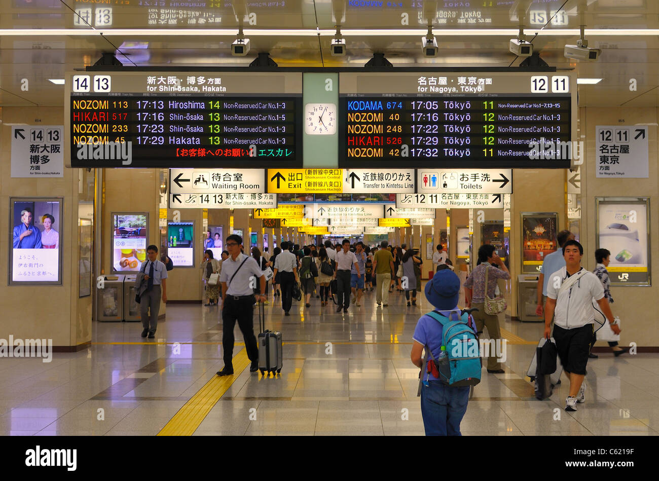 Les voyageurs à la gare de Kyoto Shinkansen dans terminal, au Japon. Banque D'Images