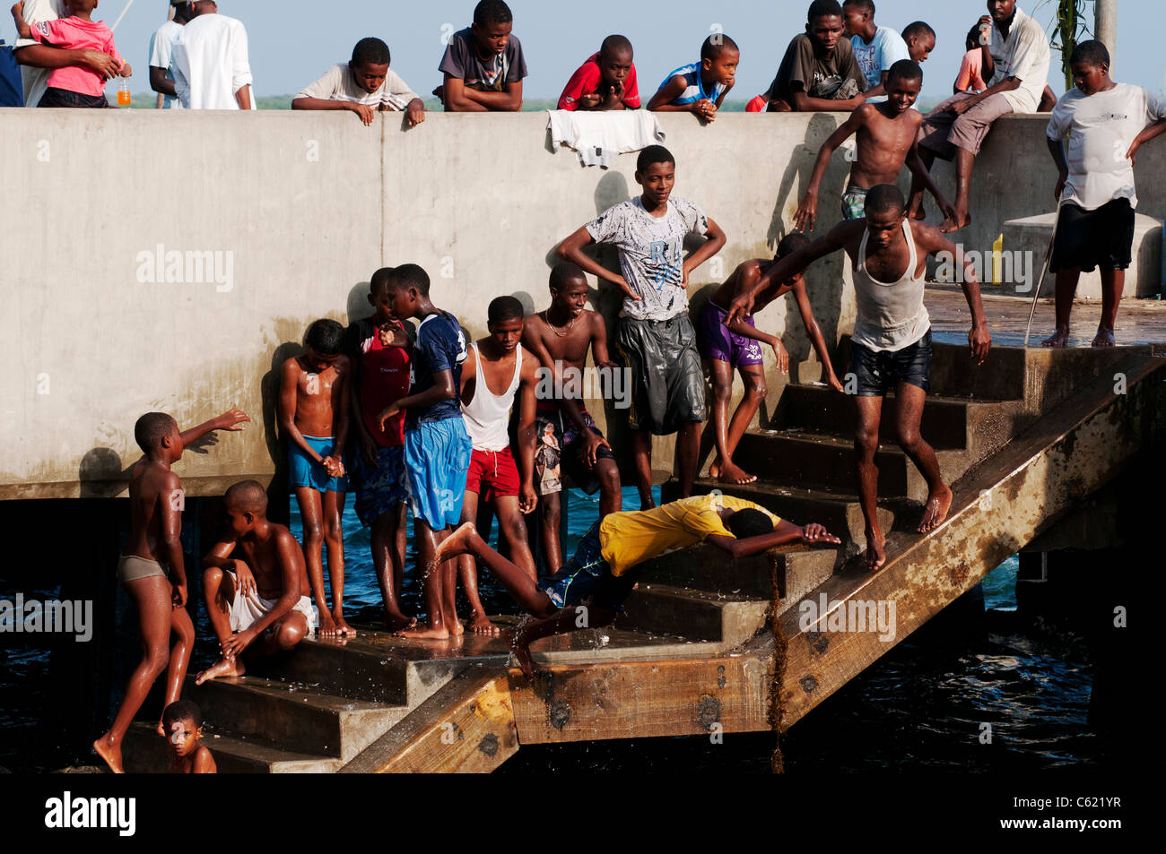 Les jeunes africains jouant sur la jetée de Lamu Banque D'Images