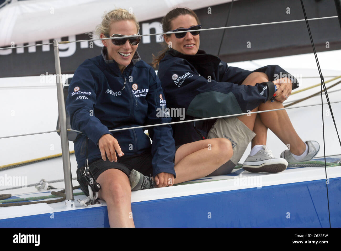 COWES, ÎLE DE WIGHT - Zara Phillips et Natalie Pinkham naviguer sur Artemis Ocean Racing lors de l'Artemis Challenge 2011 Banque D'Images