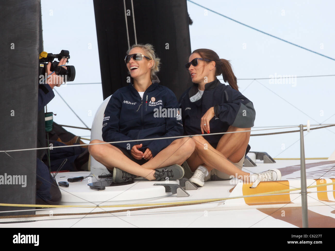 COWES, ÎLE DE WIGHT - Zara Phillips et Natalie Pinkham naviguer à bord d'Artemis Ocean Racing skippé par Dee Caffari Banque D'Images