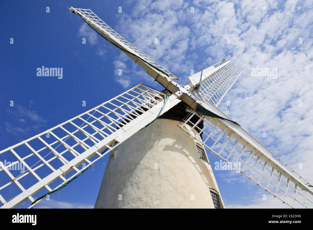 Llanddeusant, Isle of Anglesey, au nord du Pays de Galles, Royaume-Uni. Llynnon Melin Mill moulin à vent (1776) voiles d'usine tour restauré du xviiie siècle Banque D'Images